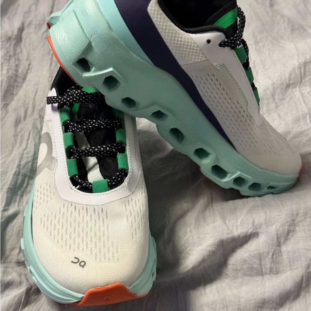 Women’s Oncloud OnMonster size 7